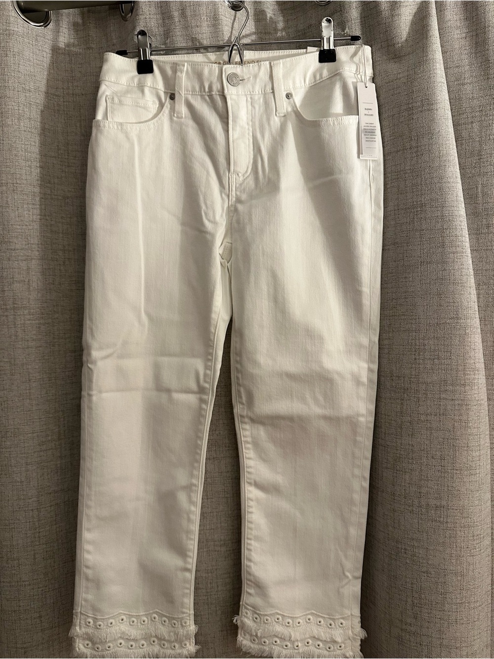 Chico's White Cropped Jeans with Eyelet Scalloped Hem